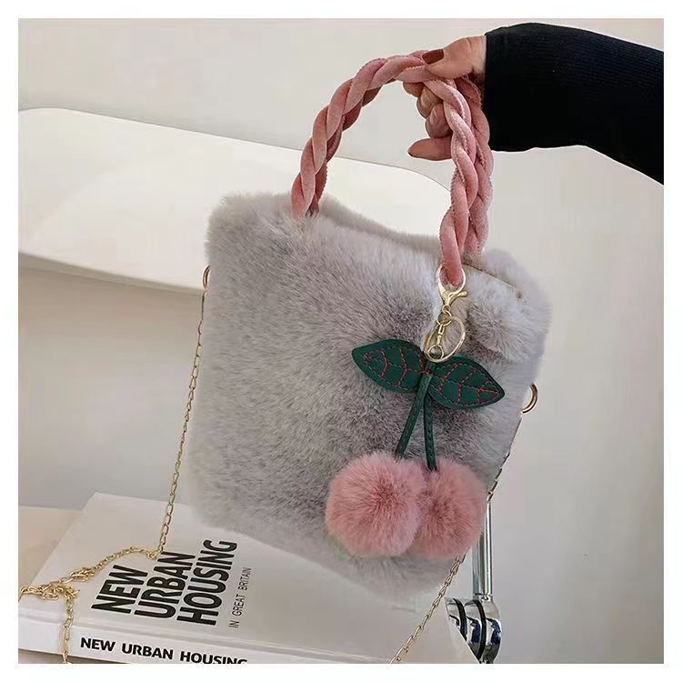 Large Capacity Plush Bag High Quality Soft Plush Travel Bucket Bag New Luxury Plush Tote Bag for Winter